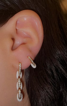 حلق ذهبي طويل مزيّن بمينا فيروزي و مطعّم بالزركون