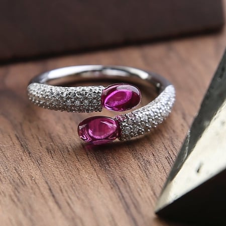 خاتم فضي مزيّن بحجرين فوشي ومطعّم بالزركون درجة ألماس (قابل للتمدد)