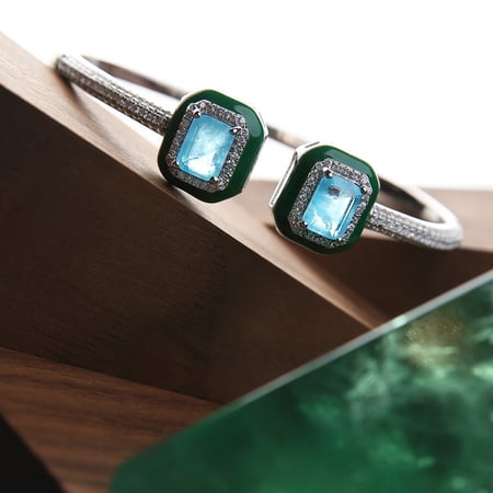 اسوارة فضيّة مطعّمة بالزركون درجة ألماس، ومزيّنة بالحجر السماوي والمينا الخضراء