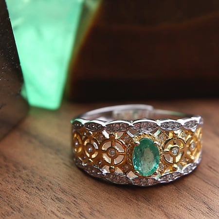 خاتم ذهبي ڤنتچ  مصنوع يدويًا بحواف فضية مطعّمة بالزركون ومزيّن بحجر الزمرد الطبيعي (قابل للتمدد)