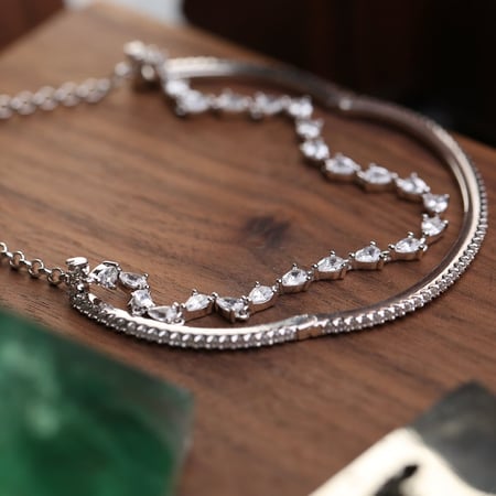 اسوارة فضيّة بتصميم فريد بدورين مطعّمة بالزركون قصة ماركيز درجة ألماس