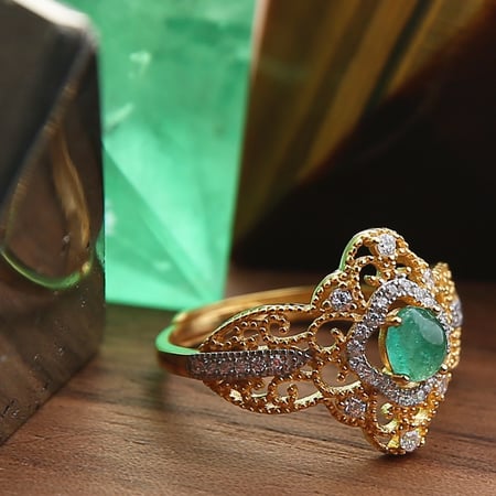 خاتم ذهبي بتصميم فريد مصنوع يدويًا و مزيّن بحجر الزمرد الطبيعي ومطعّم بالزركون (قابل للتمدد)
