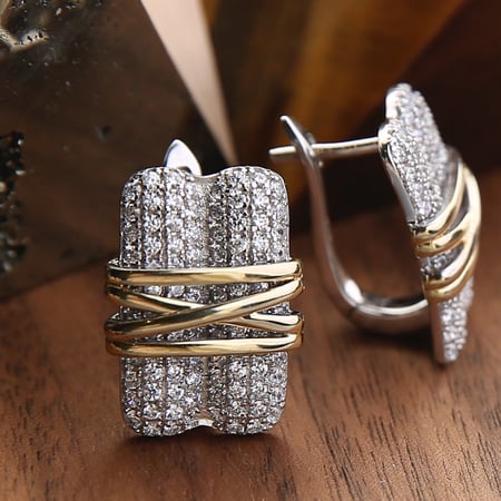 حلق بتصميم فاخر مطعّم بالزركون درجة ألماس ومزيّن بخطوط ذهبية