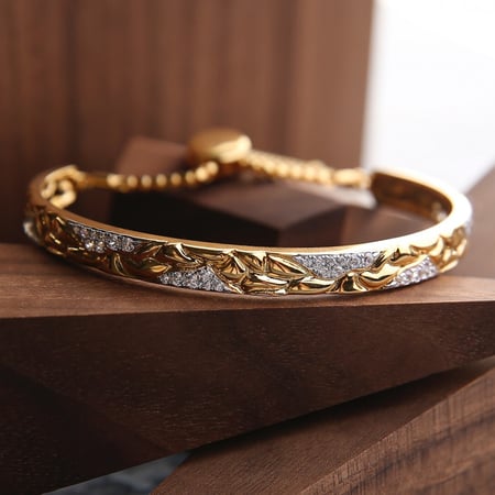 اسوارة ذهبية فريدة التصميم، مطعّمة بالزركون درجة ألماس