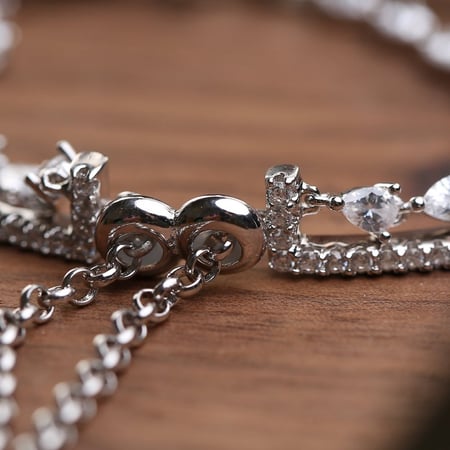 اسوارة فضيّة بتصميم فريد بدورين مطعّمة بالزركون قصة ماركيز درجة ألماس