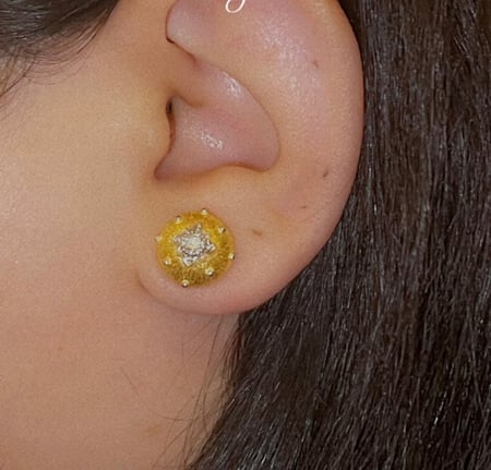 حلق ذهبي ڤنتچ كروي بفص بالوسط تصميم يدوي إيطالي، مطعّم بالزركون درجة ألماس