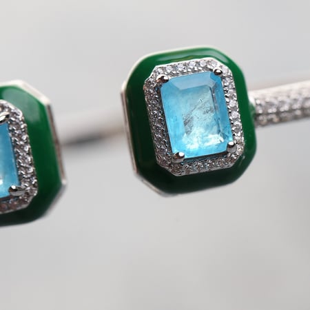 اسوارة فضيّة مطعّمة بالزركون درجة ألماس، ومزيّنة بالحجر السماوي والمينا الخضراء
