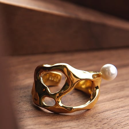 خاتم ذهبي فريد التصميم مزّين بلؤلؤة (قابل للتمدد)