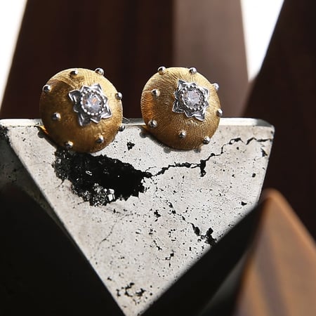 حلق ذهبي ڤنتچ كروي بفص بالوسط تصميم يدوي إيطالي، مطعّم بالزركون درجة ألماس