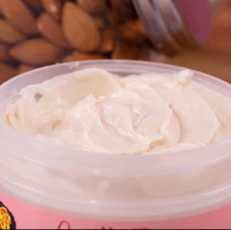 زبدة لف الشعر  من كاميل روز بحليب اللوز الحلو والعسل مرطبه سميكة غير دهنيه للترطيب وتحديد التموجات  8 اونصه camille rose  240ml