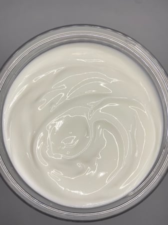 كريم كوينز  المرطب المعزز بالزبدات  ترطيب وتحديد التموجات تركيبة جديدة غنية الحجم الاقتصادي 750 مل