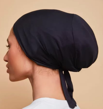 قبعة ساتان  وقطن للارتداء تحت الحجاب  بخامة قوية مبطنة قابلة للبس من الجهتين مع مطاط للتكبير و التصغير وحجم أكبر ونوعية أفضل وراحه اكبر في اللبس