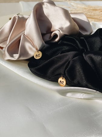 ربطات شعر ساتان ناعم درجة اولى حجم جامبو متوفره بلونين اسود او سكري