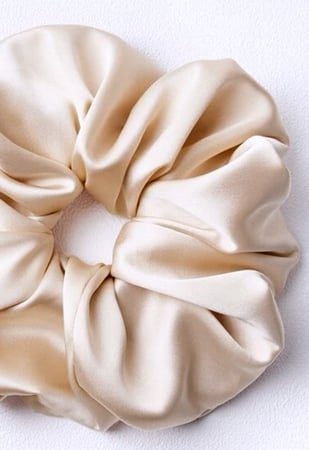 ربطات شعر ساتان ناعم درجة اولى حجم جامبو متوفره بلونين اسود او سكري