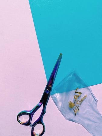 مقص احترافي حاد مصنوع من التيتانيوم المقاوم للصداء مكون من مقص حاد لقص الشعر فقط