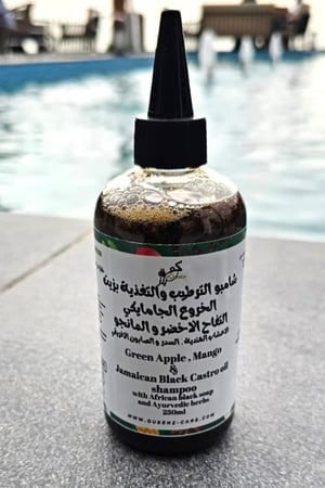 شامبو  كوينز للترطيب  والتغذية بزيت الخروع الجامايكي   التفاح الاخضر و المانجو     الاعشاب الهندية , السدر  و الصابون الافريقي250مل رغوة خفيفة من مواد طبيعية  لطيفة على شعرك