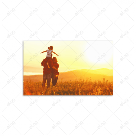 لوحة فنية لعائلة في الحقل عند غروب الشمس