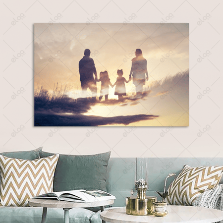 لوحة فنية ظلية لعائلة تقف وقت الغروب