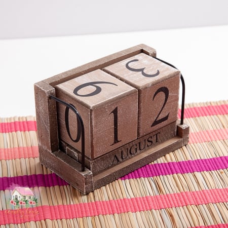 4654 تقويم خشبي شابي شيك بجوانب معدنية