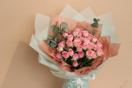 بوكيه ورد وسط من البيبي روز الوردي مع إكسسوار وتغليف كوري هدية راقية