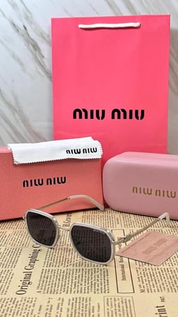 نظاره Miu Miu كجول اطراف ابيض