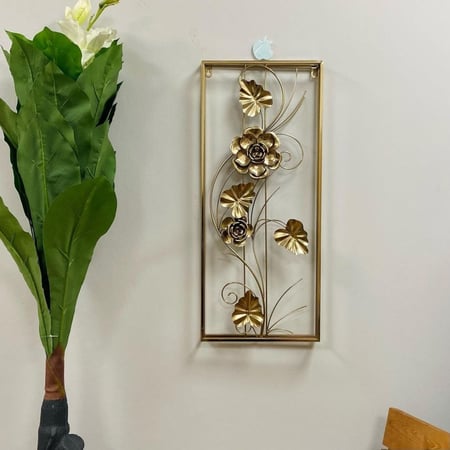 لوحة حديد جدارية ورود ذهبية