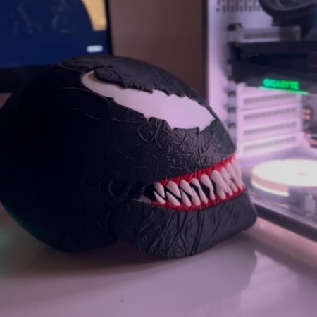 mask venom stand