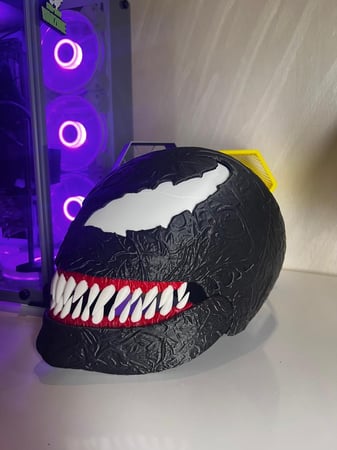 mask venom stand