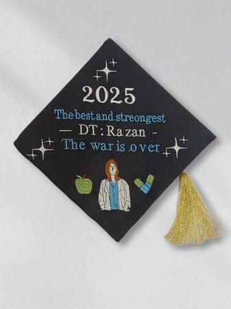 قبعة تخرج مطرزة