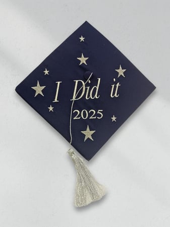 قبعة تخرج مطرزة