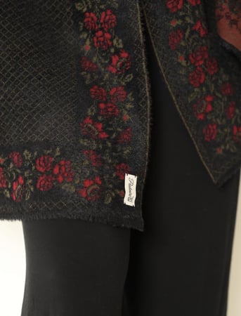 شال فرو أرنب معالج مع صوف كشميري وتركي أرضية سوداء معينات صغيرة وزهور أخضر زيتي وعنابي غامق راقي جدًا/ حجم ملكي مقاس 2م× متر          natural rabbit fur scarf with Turkish and Kashmiri wool/royal size