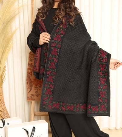 شال فرو أرنب معالج مع صوف كشميري وتركي أرضية سوداء معينات صغيرة وزهور أخضر زيتي وعنابي غامق راقي جدًا/ حجم ملكي مقاس 2م× متر          natural rabbit fur scarf with Turkish and Kashmiri wool/royal size