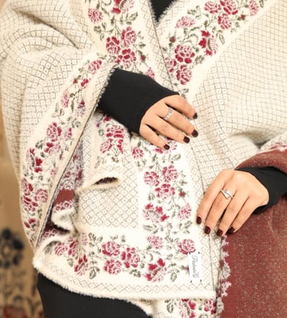 شال فرو أرنب معالج مع صوف كشميري وتركي أرضية سكري معينات صغيرة وزهور أخضر زيتي وعنابي غامق راقي جدًا/ حجم ملكي مقاس 2م× متر natural rabbit fur scarf with Turkish and Kashmiri wool/royal size