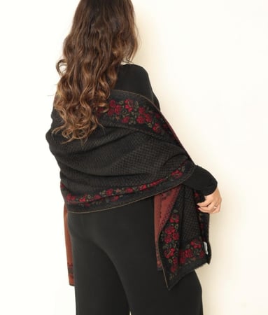 شال فرو أرنب معالج مع صوف كشميري وتركي أرضية سوداء معينات صغيرة وزهور أخضر زيتي وعنابي غامق راقي جدًا/ حجم ملكي مقاس 2م× متر          natural rabbit fur scarf with Turkish and Kashmiri wool/royal size