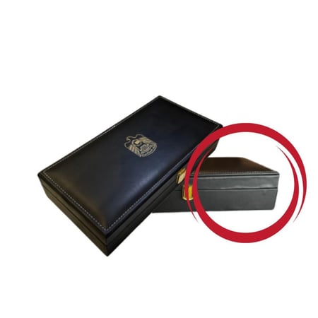 كما هي  - شنطة إهداء 2.5 أوقية مروكي + ربع تولة دهن عود + ربع تولة مسك الأمراء شعار الإمارات  ( المنتج غير قابل للاسترجاع )