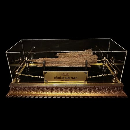 بوكس إهداء فاخر أكريلك قاعدة خشبية مذهبة ( حجم وسط )  - عود طبيعي هندي آسام