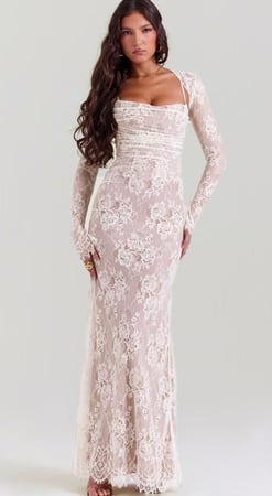 فستان ماكسي من الدانتيل باللون الكريمي من هاوس اوف سي بي