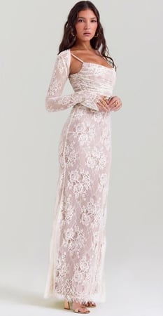 فستان ماكسي من الدانتيل باللون الكريمي من هاوس اوف سي بي