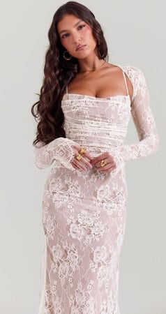 فستان ماكسي من الدانتيل باللون الكريمي من هاوس اوف سي بي