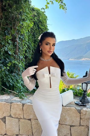 فستان أبيض مع فيونكة من آيو أتيليه