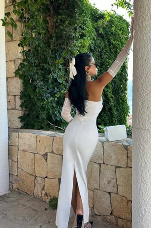 فستان أبيض مع فيونكة من آيو أتيليه