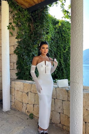 فستان أبيض مع فيونكة من آيو أتيليه