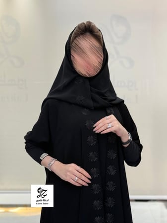 عبايه كوين دبل كلوش بقماش ملكي اسود بتدخيل تطريز مع الطرحه لون اسود