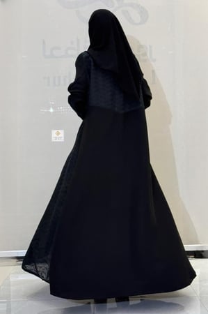 عبايه كلوش بقماش كريب لمياء بتدخيلات ركاما اسود