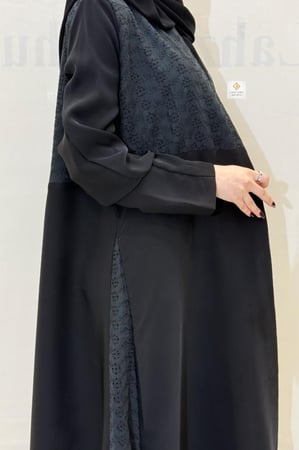 عبايه كلوش بقماش كريب لمياء بتدخيلات ركاما اسود