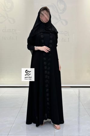 عبايه كوين دبل كلوش بقماش ملكي اسود بتدخيل تطريز مع الطرحه لون اسود