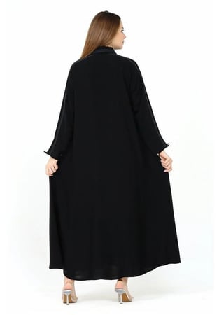 عباية كتان خيار مثالي لمن تبحث عن مزيج بين البساطة والفخامة