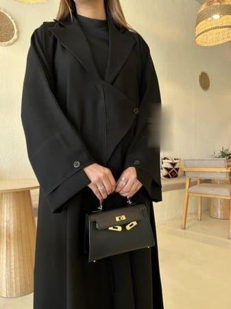 عباية بأزرار تمنحك الأناقة والراحة في كل خطوة