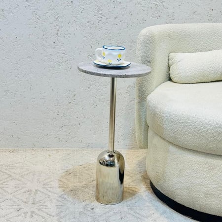 طاولة جانبية أنيقة بتصميم عصري وبسيط.