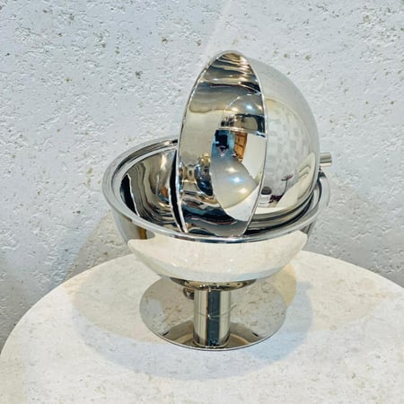 صحن تقديم او حافظة دائري بقاعده وغطاء  استانلس استيل فضي3لتر تقريبا